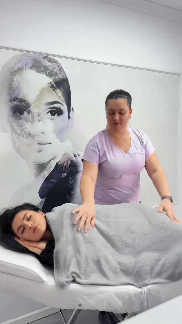 În fiecare zi ai grijă de multe lucruri.
De oameni, de planuri, de responsabilități.

Dar printre toate, e ușor să uiți de tine.

8 Martie nu e doar despre flori.
E un reminder simplu: meriți să te alegi și pe tine.❤️

Pentru starea ta de bine.
Pentru încrederea ta.
Pentru felul în care te simți în pielea ta.

Nu doar azi.
În fiecare zi.

La mulți ani tuturor femeilor.🌷🤍