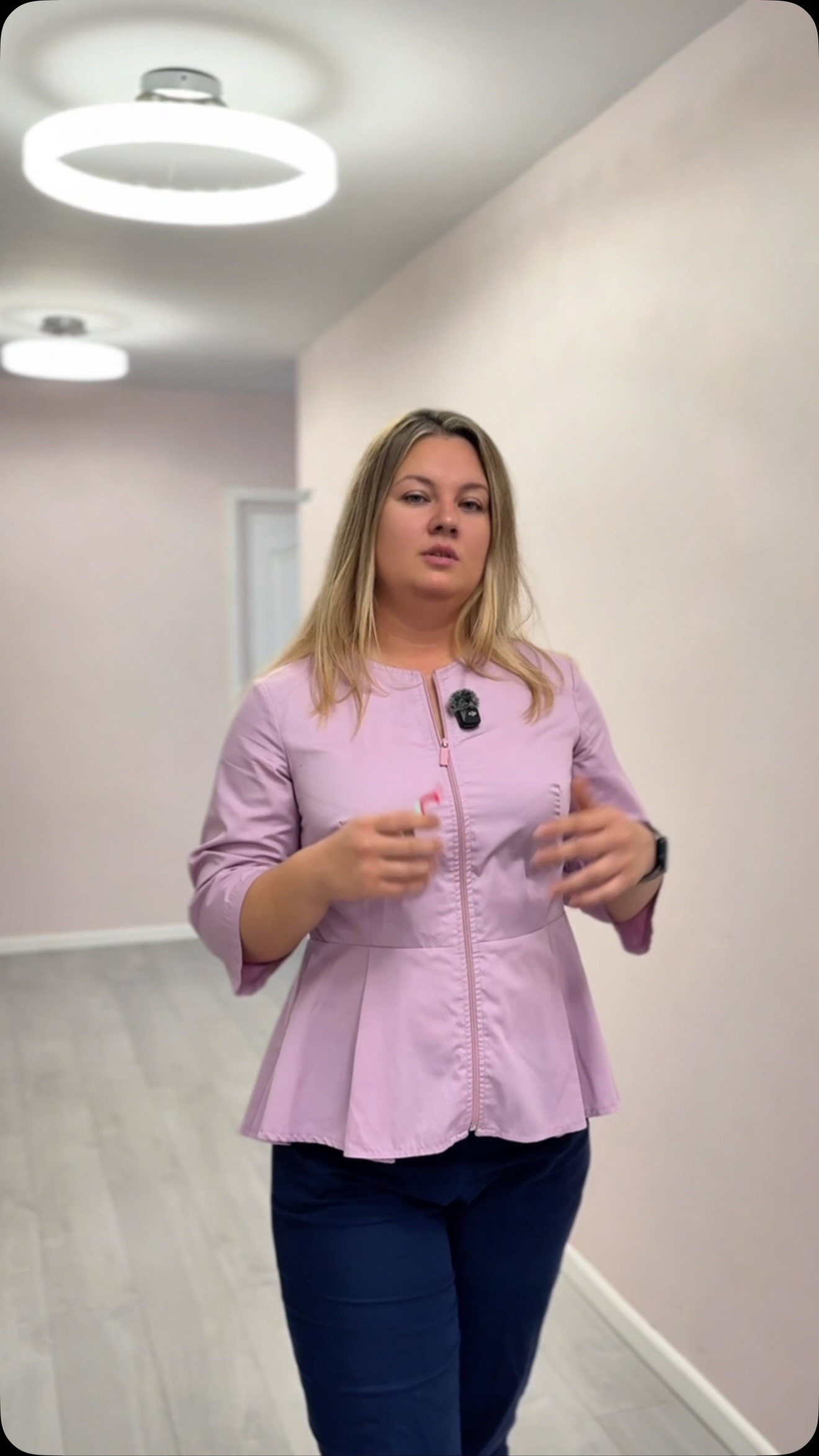 Dacă încă folosești lama și te confrunți cu iritații, foliculită sau fire crescute sub piele, poate e momentul pentru o schimbare.

Epilarea definitivă cu laser te ajută să scapi de grija bărbieritului și să te bucuri de o piele netedă mai mult timp. 

Programează-te și fă primul pas către confortul pe care îl meriți.