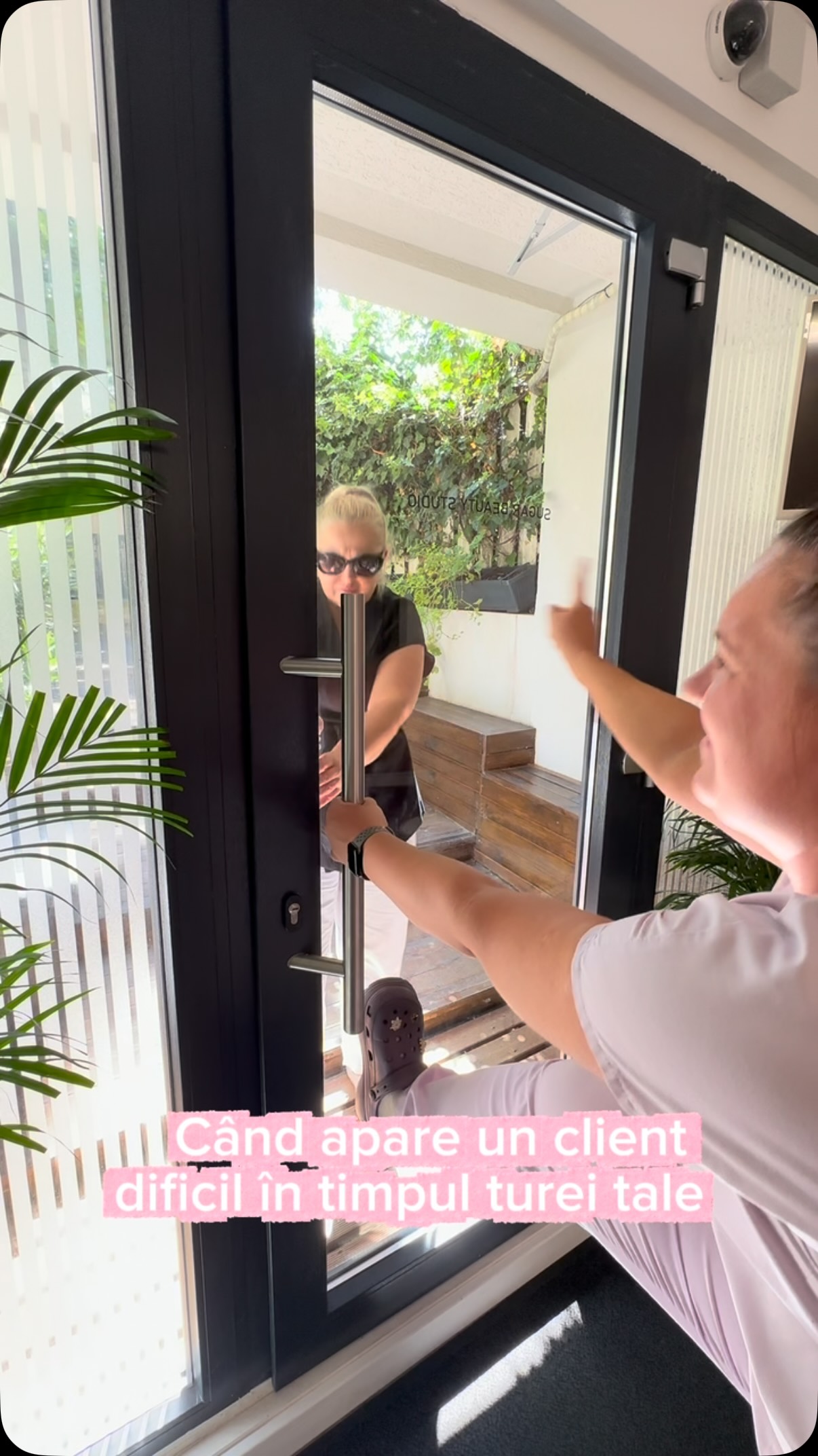 PS: La SUGAR Studio nu se întâmplă niciodată asta… pentru că avem cei mai minunați clienți. 😌😂 Ei bine, poate mai există și câte o excepție, dar vă apreciem și vă aşteptă pe toți. 🥰❤️